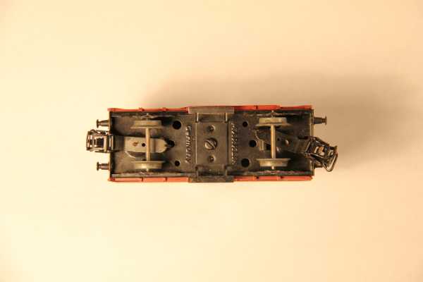 Der Märklin-Wagen mit fehlender Feder zwischen den Kupplungen Der Märklin-Wagen mit fehlender Feder zwischen den Kupplungen