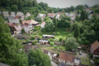 Zu einer optisch gelungenen Anlage gehören neben dem Gleissystem auch Gebäude, Vegetation und Figure